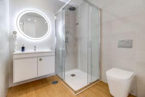 波瓦-迪瓦尔津7 Mares的带淋浴和卫生间的白色浴室