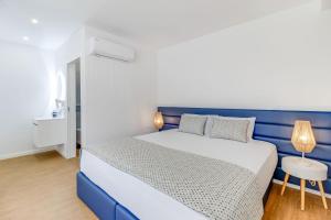 波瓦-迪瓦尔津7 Mares的一间蓝色和白色的卧室,配有一张床和一张桌子