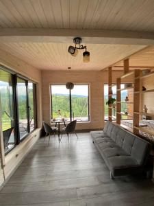 斯拉夫西克Ecottage котедж для двох у горах із чаном-джакузі的客厅配有沙发和桌椅