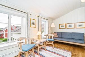 奥普达尔Frich`s Kongsvold的客厅配有沙发、椅子和桌子