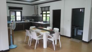 象岛Sunflower Villas的厨房配有白色的桌子和白色的椅子