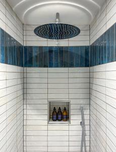 卡迪夫Parador 44的浴室设有蓝色和白色瓷砖淋浴。