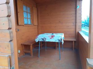 Horní DunajoviceChatka Rozárka - Výrovická přehrada的小屋内带桌子和长凳的房间