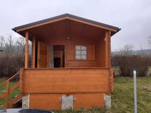 Horní DunajoviceChatka Rozárka - Výrovická přehrada的田野中的小型木屋