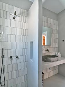 纳乌萨Siora of Paros - Ammiralis & Castelis的一间带水槽和镜子的浴室