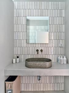 纳乌萨Siora of Paros - Ammiralis & Castelis的一间带水槽和镜子的浴室
