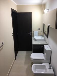 坦迪尔LA CASA DEL LAGO TANDIL的浴室配有白色卫生间和盥洗盆。