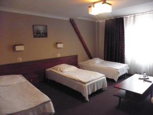 托伦塔尔汽车旅馆的酒店客房设有两张床和一张桌子。