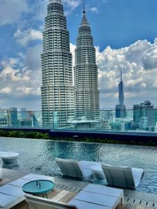 吉隆坡Star Residence KLCC By FZB的从酒店游泳池欣赏到双塔的景色
