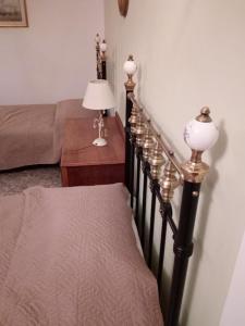 卡斯泰拉内塔Villa 2 Fields的一间卧室配有一张床,楼梯配有两盏灯。
