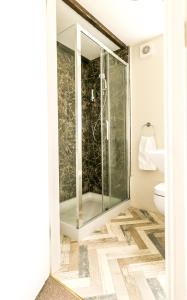 布里克瑟姆Raddicombe Lodge的带淋浴的浴室和玻璃门