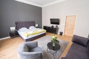 布达佩斯D50 Hotel的客厅配有床和沙发