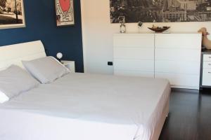 布鲁纳特Casa di Princi的卧室配有白色的床和蓝色的墙壁