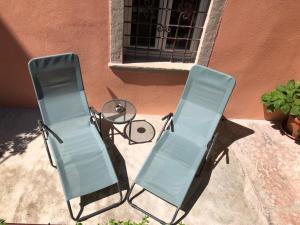 利莫内-苏尔加达阿贝尔哥意大利酒店的大楼前的两把椅子和一张桌子