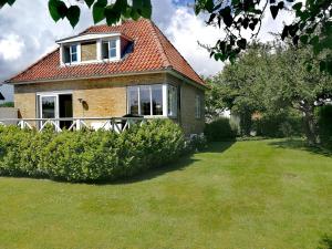 根措夫特Room in a Danish cottage with garden view, 10 min to CPH的砖房,有窗户和草地庭院