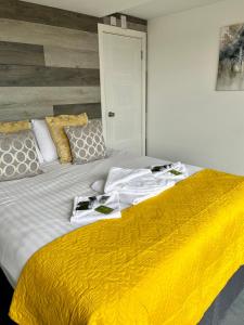 DownderryWhitsand Bay Tamar Suite的一间卧室配有一张大床和毛巾