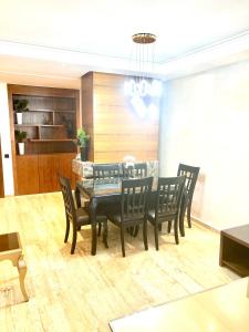 卡萨布兰卡Future apartments的一间用餐室,配有黑色的桌子和椅子