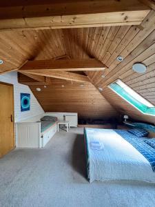 比克B&B Chardas的大型客房设有一张床和木制天花板
