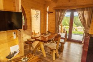 NazarjeLake Cottage - Koča ob jezeru的小木屋内带桌子的用餐室
