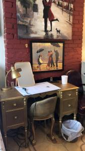 匹兹堡Highland Park Pittsburgh的办公室,桌子和墙上的绘画