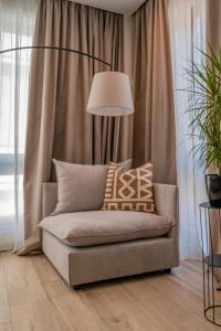 雅典The Artisan Suites的客厅的沙发,配有台灯