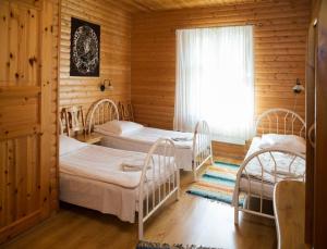 KalanaKaluri Guesthouse的一间卧室设有两张床,其中设有窗户。