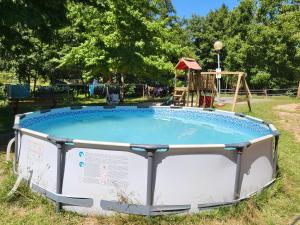 HurielL'alternatif的一个带草地游乐场的小游泳池