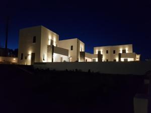 莫诺利索斯myLithos Suites的一座晚上亮着灯的建筑