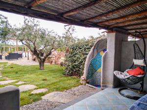 奥罗塞伊Cuccuru Relax - B IUN Q9882的一个带秋千和庭院的庭院
