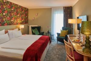 魏斯基兴威斯克辛公园酒店的酒店客房带一张床、一张桌子和椅子