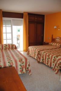 福恩吉罗拉意大利旅馆的酒店客房设有两张床和一个阳台。