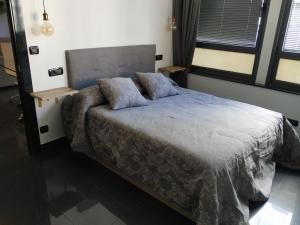 奥维多Loft Torres Centro的一间卧室配有一张大床和两个枕头