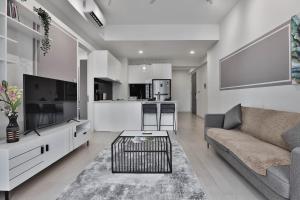 吉隆坡H&N Luxury Suites KLCC的带沙发、电视和桌子的客厅
