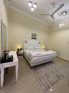 IbrāIbra Plaza Hotel的卧室配有白色的床和地毯。