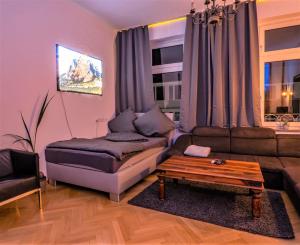诺伊斯#214 LUX-Flat im Herzen von Neuss mit Netflix & Prime的带沙发和咖啡桌的客厅