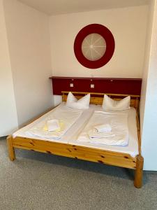 萨斯尼茨Pension Sassnitz Atelierhaus的一张带白色床单和白色枕头的床