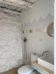 西迪考乌奇Suite BELDI, La Maison des paons的一间带卫生间和水槽的浴室
