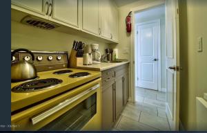 魁北克市莱斯曼蒙卡姆公寓的厨房配有炉灶和茶壶