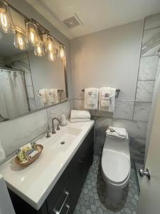 蒙托克海洋冲浪度假酒店的一间带水槽、卫生间和镜子的浴室