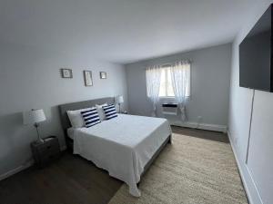 蒙托克海洋冲浪度假酒店的白色的卧室设有床和窗户