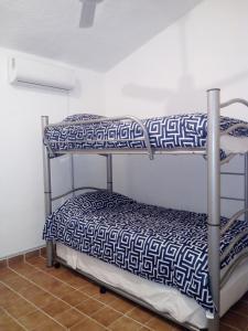 Camino al Mar客房内的一张或多张双层床