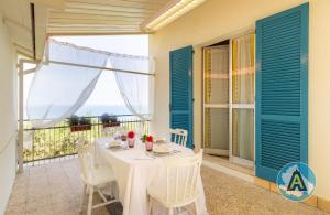 San SilvestroVista mare, casa con patio e barbecue a Silvi的一间配备有桌子的海景用餐室
