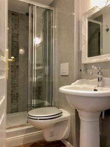 Pierrefontaine-les-VaransHôtel D’Artiste的浴室配有卫生间、盥洗盆和淋浴。
