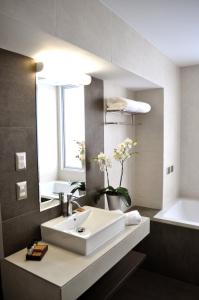 利马阿酷酒店的浴室配有白色水槽和浴缸。