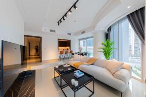 迪拜EDEN'S Homes & Villas - Opera Grand的客厅配有沙发和桌子