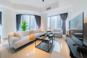 迪拜EDEN'S Homes & Villas - Opera Grand的客厅配有沙发和桌子