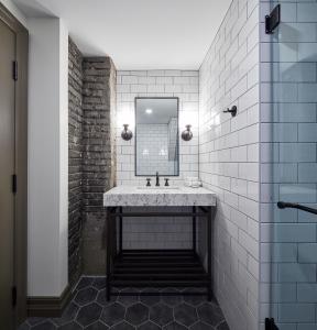 渥太华The Metcalfe by Gray Collection的一间带水槽和镜子的浴室
