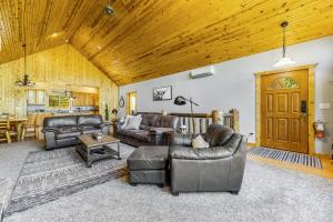 斯特吉斯Lazy Bear Lodge的客厅配有皮革家具和木制天花板
