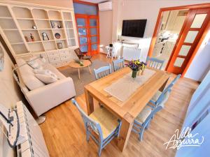 巴萨尼加Villa Azzurra的用餐室以及带桌椅的起居室。