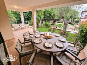 巴萨尼加Villa Azzurra的庭院里的餐桌和椅子